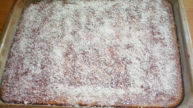 Hotový čokoládový řezy s kokosem v pekáči.