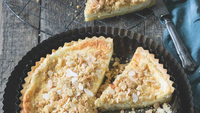 Crumble tart with almonds