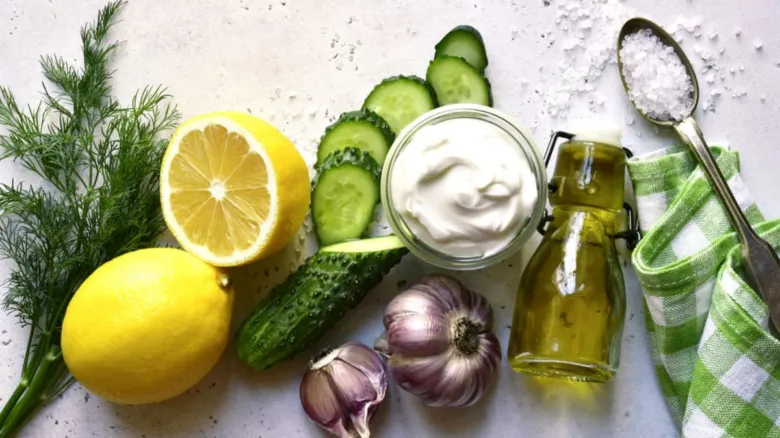 Suroviny na řecký dip tzatziki: okurka, citrony, česnek.