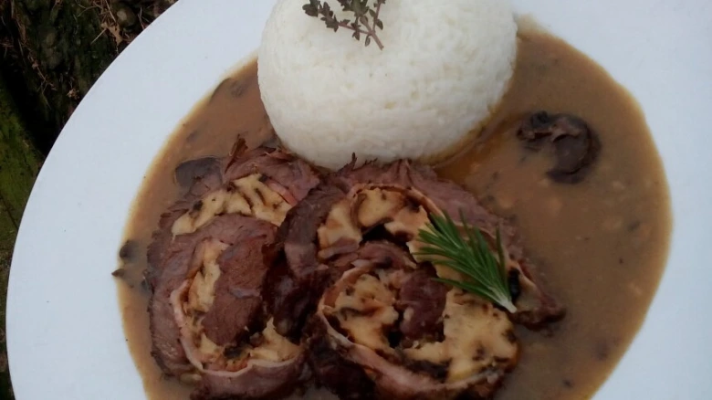 Roasted beef roll with rice and sauce