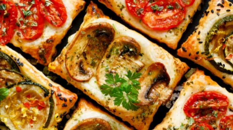 Zlaté slané pečivo s rajčaty, houbami a zeleninou na oslavu.