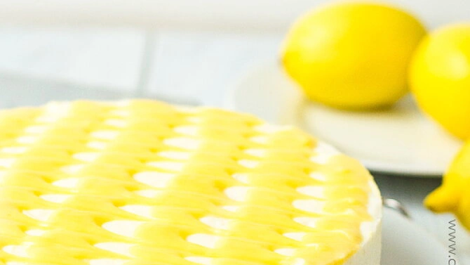 Citronový cheesecake s citronovou polevou a čerstvými citróny.