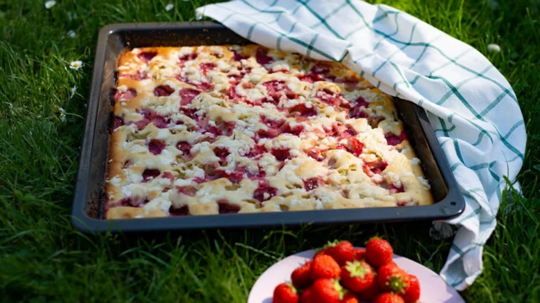 Raspberry crumble cake in pan