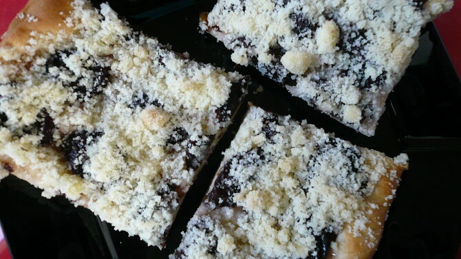Crumb-topped yeast cakes