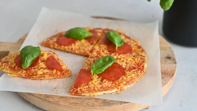 Malá pizzová torta na tortille s bazalkou.