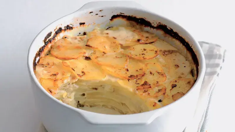 Gratinated potatoes dish