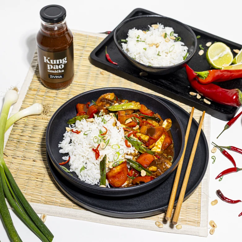 Kung pao kuřecí s rýží omáčkou Zivina, čili papričky, cibulka a oříšky.