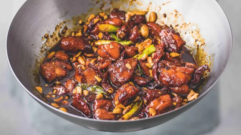 Kung Pao kuřecí maso s arašidy v pánvi