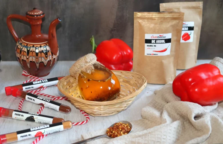 Doma vyrobený chilli olej s paprikami a kořením.