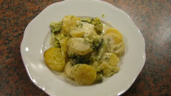 Baked potatoes with broccoli