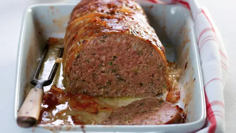 Upečená sekaná nakrájená v keramické mýdlové misce.
