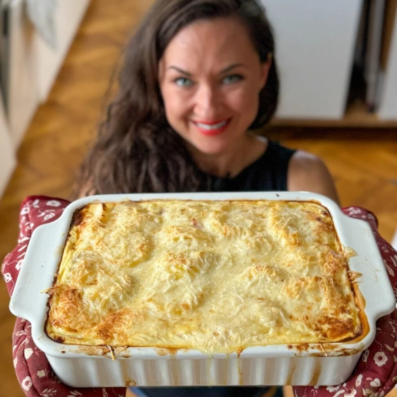 Zapečené brambory s kuřecím masem v bílé formě.