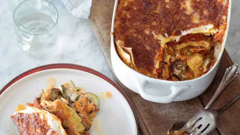 Domácí lasagne s výplní z cukety v keramické misce.