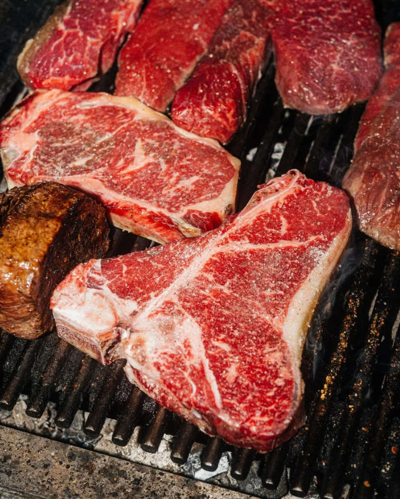 Surové hovězí steak grilované na mřížce.