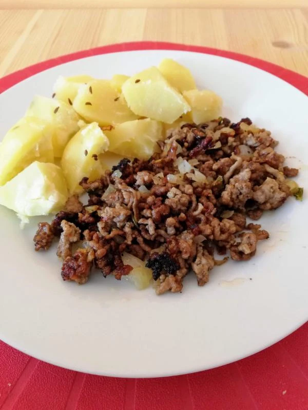 Příprava masové haši z mletého masa s bramborami