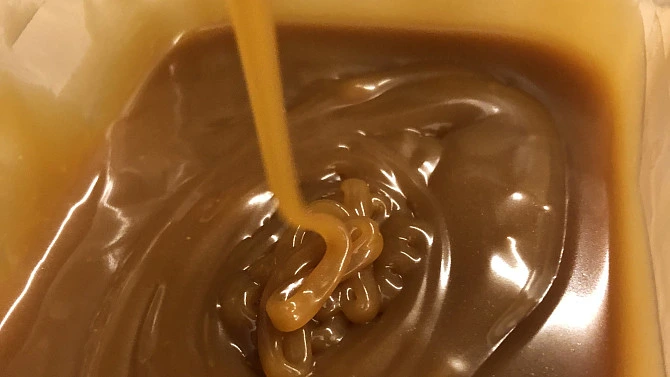 Lépe se nalévá slaná karamelová omáčka do nádoby.