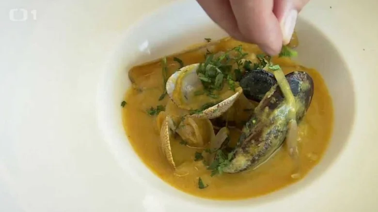 Rychlý recept na polévku z mušlí s krevetkami.