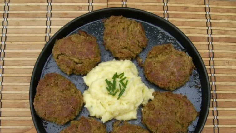 Meat patties with mash