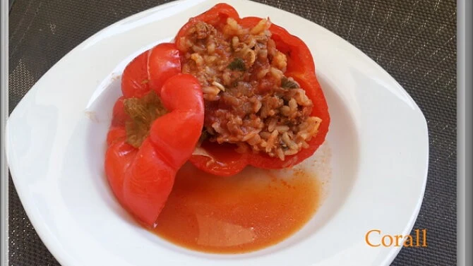 Uvařená plněná červená paprika s mletým masem a rýží.