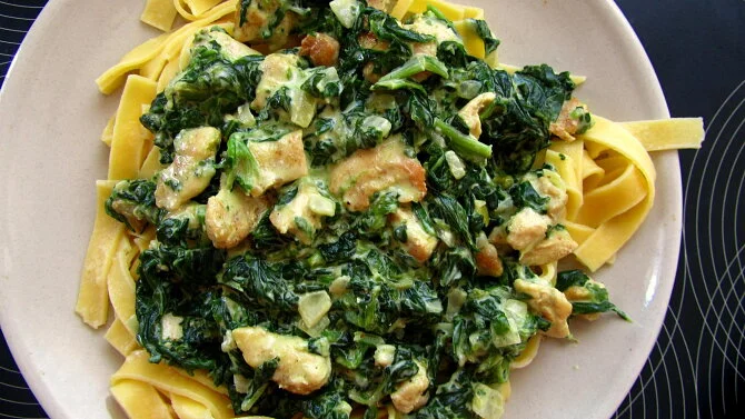 Pasta s kuřecím masem, špenátem a smetanovou omátkou.