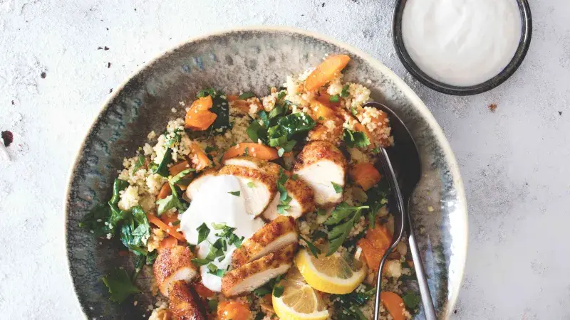 Zdravá miska s kuřecím masem, quinoa, mrkví a citronem.