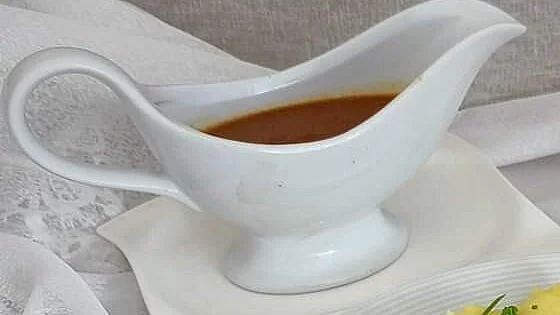 Bílá lžíce na omáčce s masovou šťávou.