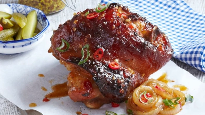 Pečené vepřové koleno s česnekem, chilli a okurkami.