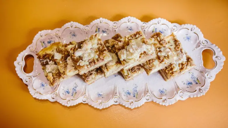 Apple cheesecake bars