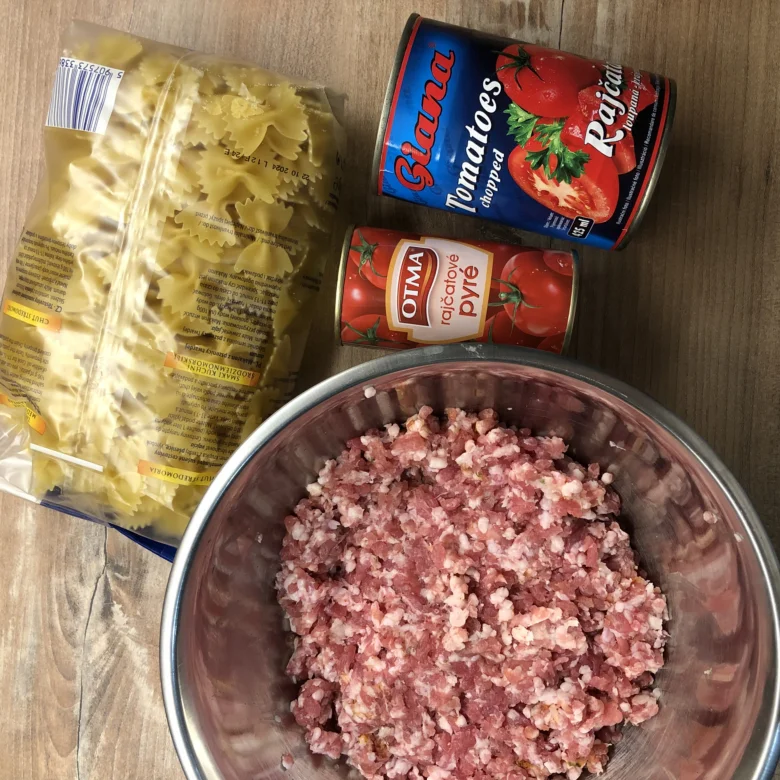 Suroviny pro zapečené těstoviny s mletým masem: masa, těsto a rajčata.