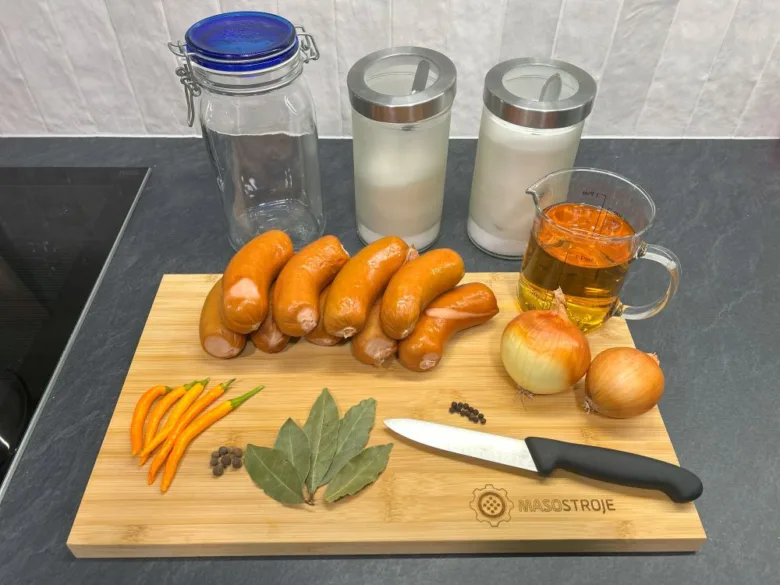 Ingredience pro utopence: klobásy, cibule, pepř, listky vavřínu.