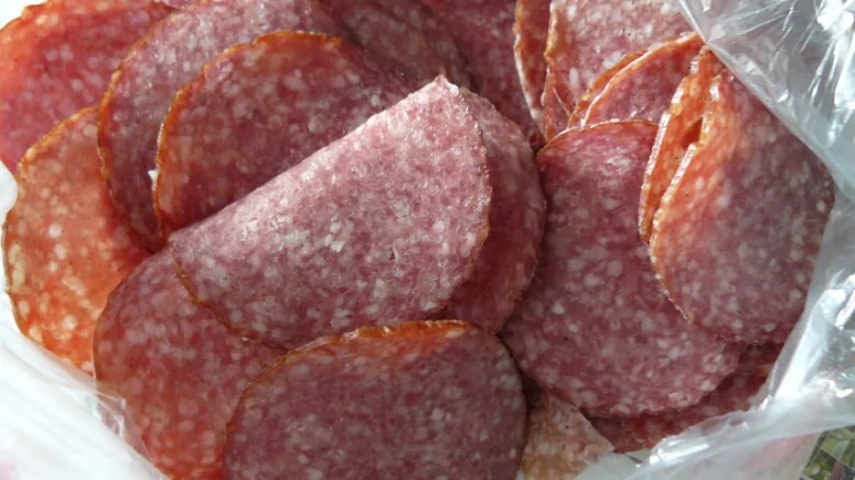 Surovina: nakrájený šunka s viditelnými tukovými skvrnami.