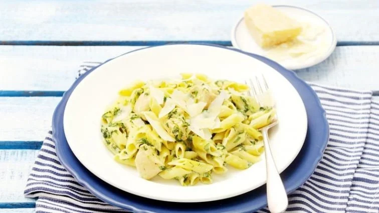 Pasta s kuřecím masem, špenátem a smetanovou omátkou.
