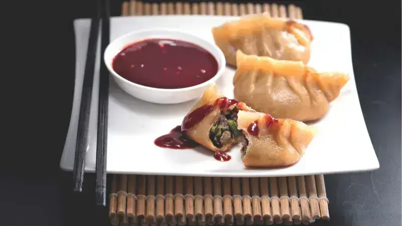Japonské gyoza knedlíčky s omáčkou a čínskými hůlkami