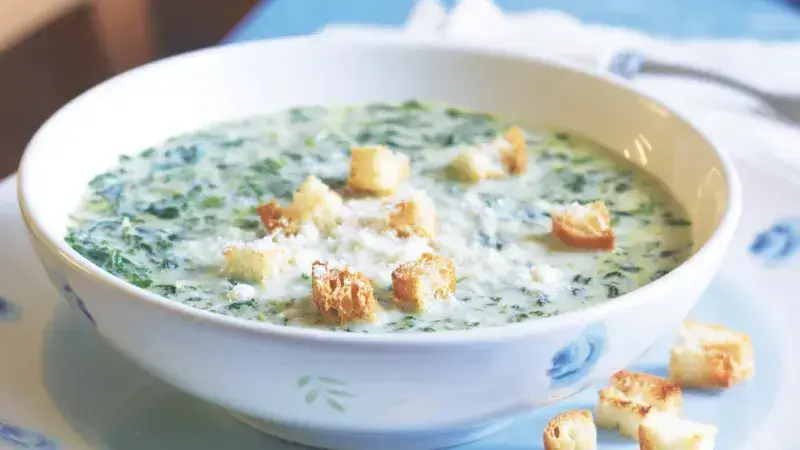 Spinach soup with croutons
