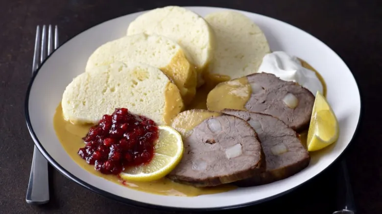 Uzená vepřová játra s knedlíky ve vývaru.