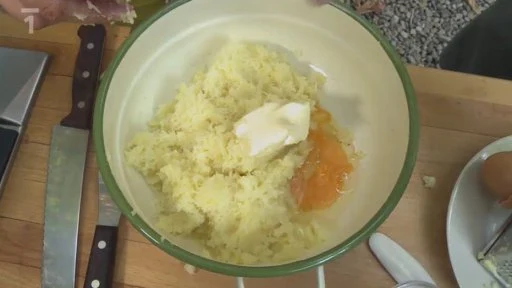 Připravované bramborové těsto s vejcem a máslem pro švestkové knedlíky.
