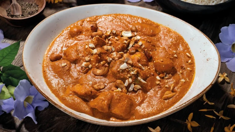 Kulhová směs maso v omáčce s ořechy jako hotový recept na masové jídlo.