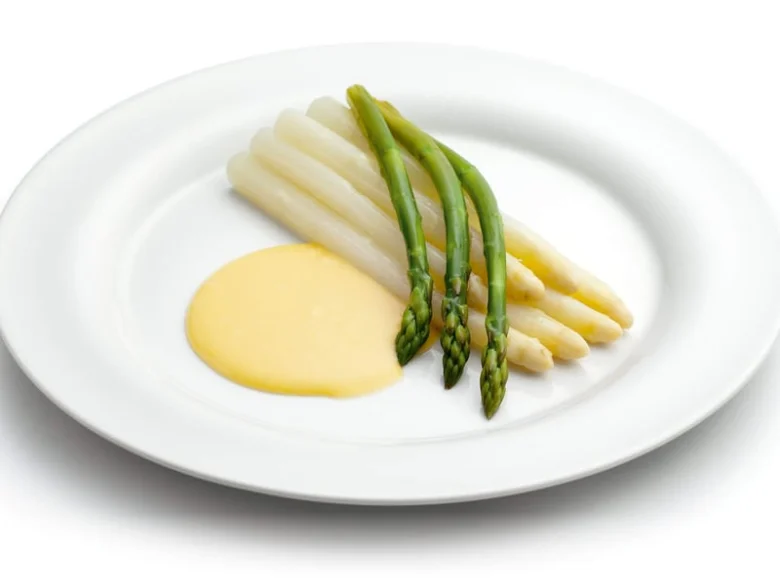 Asparagus with hollandaise sauce