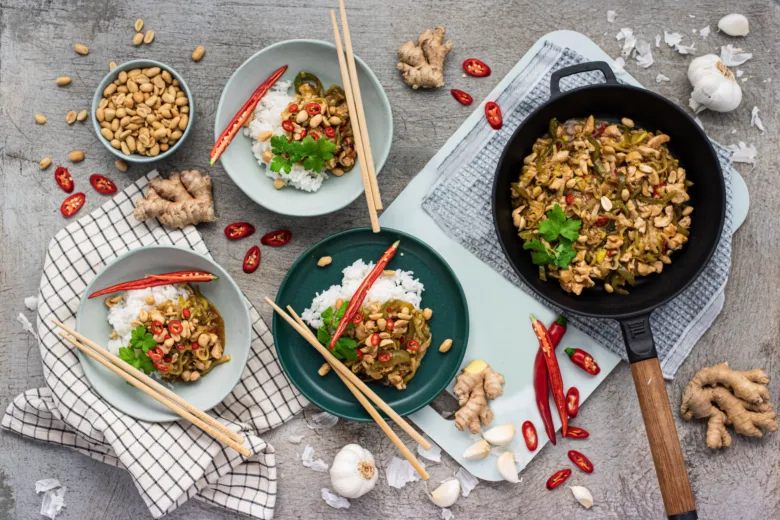 Připravené kung pao s vepří masem, ořechy a čerstvé koření.