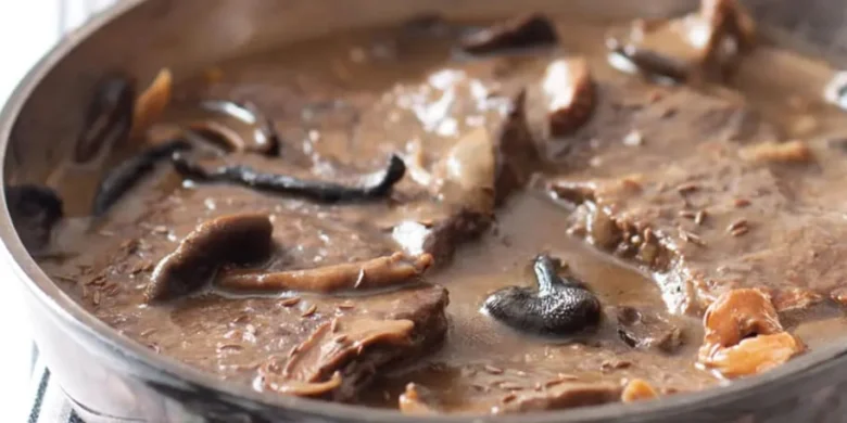 Beef with mushrooms in sauce