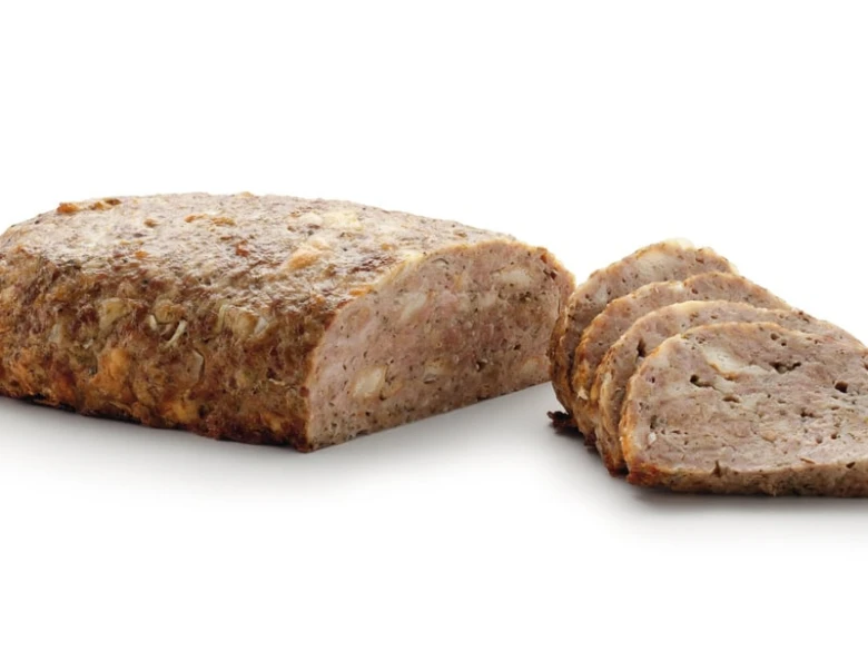 Upečená sekaná nakrájená na plátky s hnědou kůrkou.