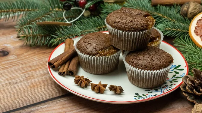 Čokoládové perníkové muffiny s kořením na talíři.
