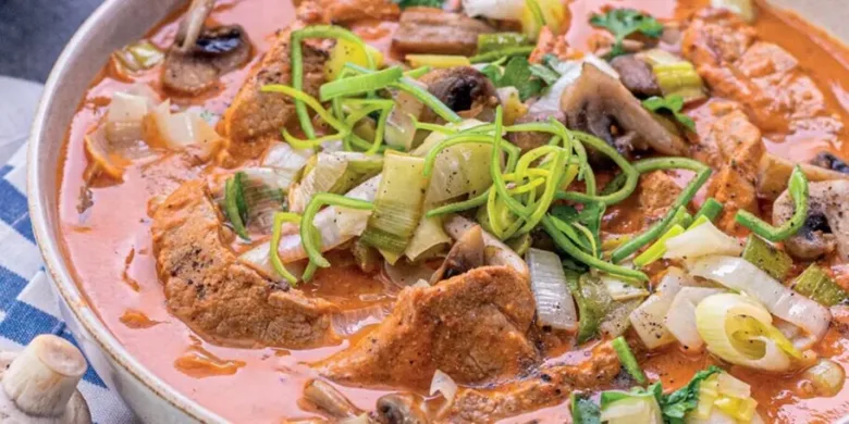 Hot vepřový stroganov s cibulkou, houbami a zeleninou.