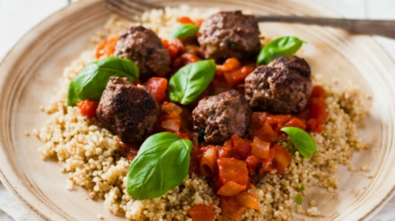 Masové kuličky z mletého masa na quinoa s bazalkou.