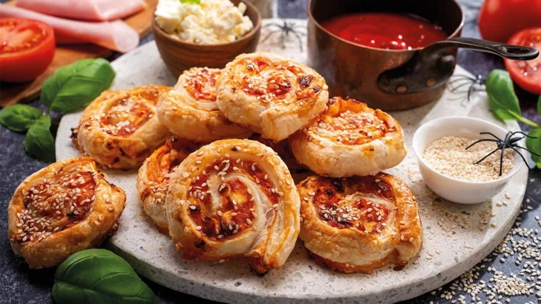Šneky z listového těsta s pizzou, rajčatovou omáčkou a sezamem.