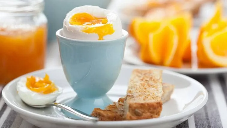 Měkké vejce na hniličku s kouskem toastu.