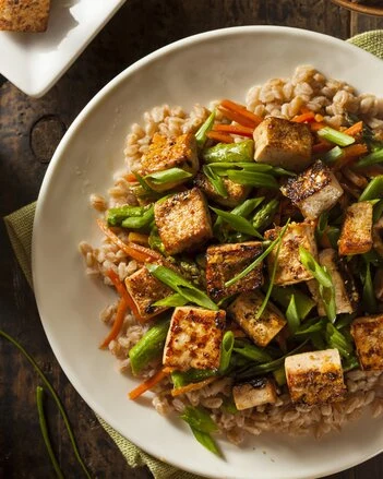 Připravené tofu na pánvi s zeleninou a rýží