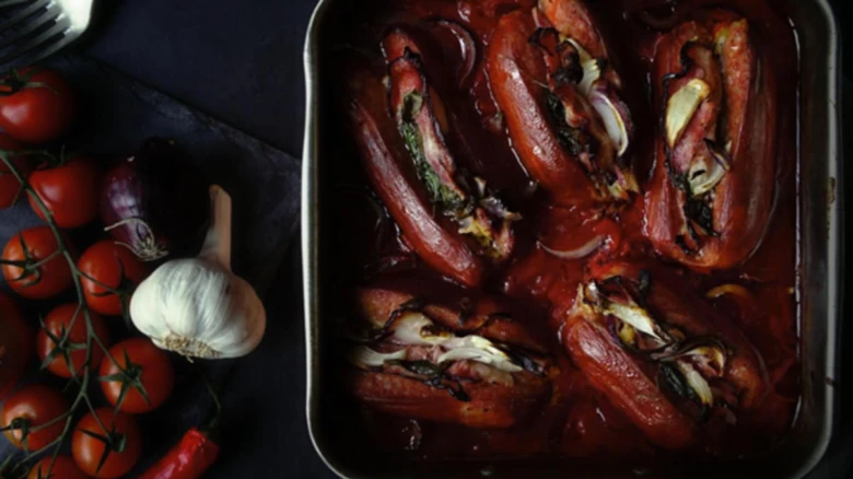 Pečené plněné špekáčky v rajčatové omáčce s čerstvými ingrediencemi.