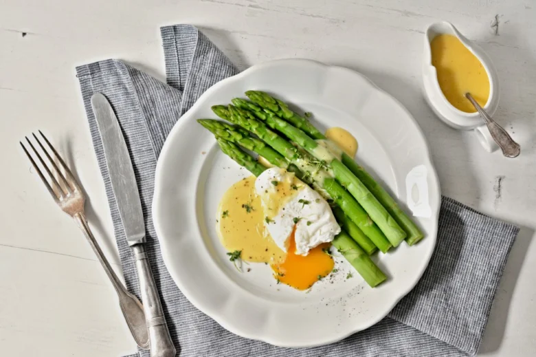 Asparagus with hollandaise sauce and poached egg
