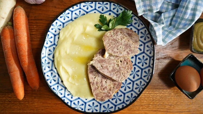 Pozorováno: Sekaná s bramborovou kaší, petrželkou a surovými mrkvemi.